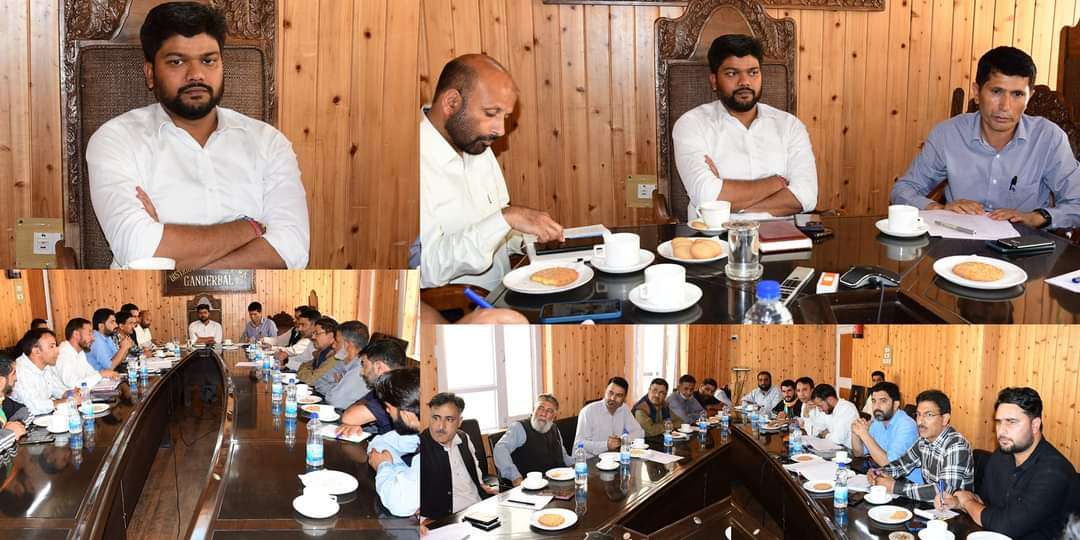 DEO Ganderbal briefs Political Parties on Election process