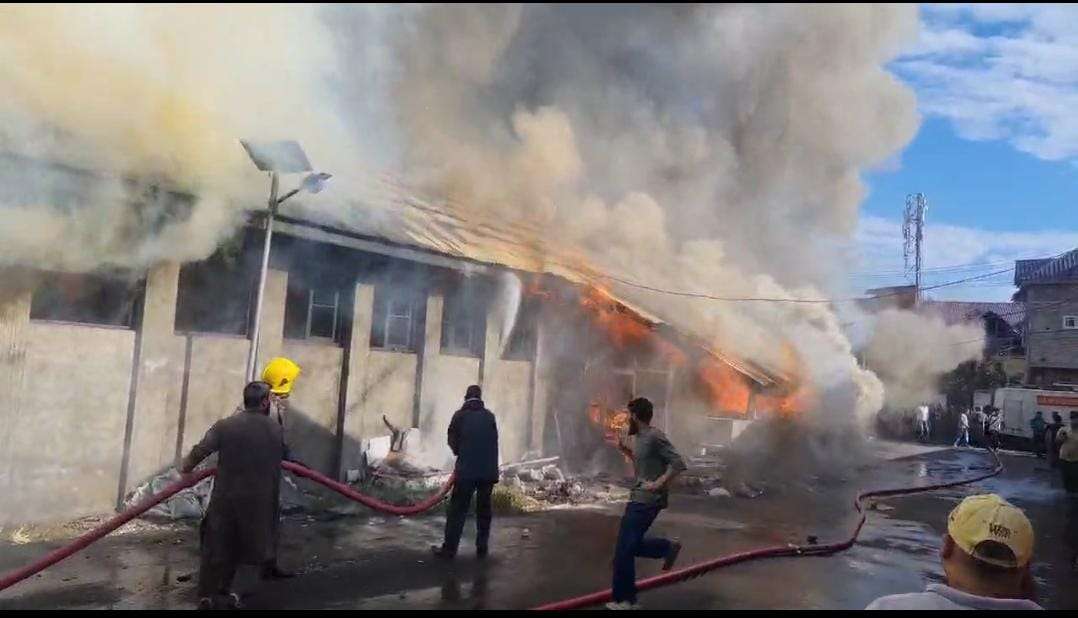 Massive fire breaks out in cloth factory in Ganderbal