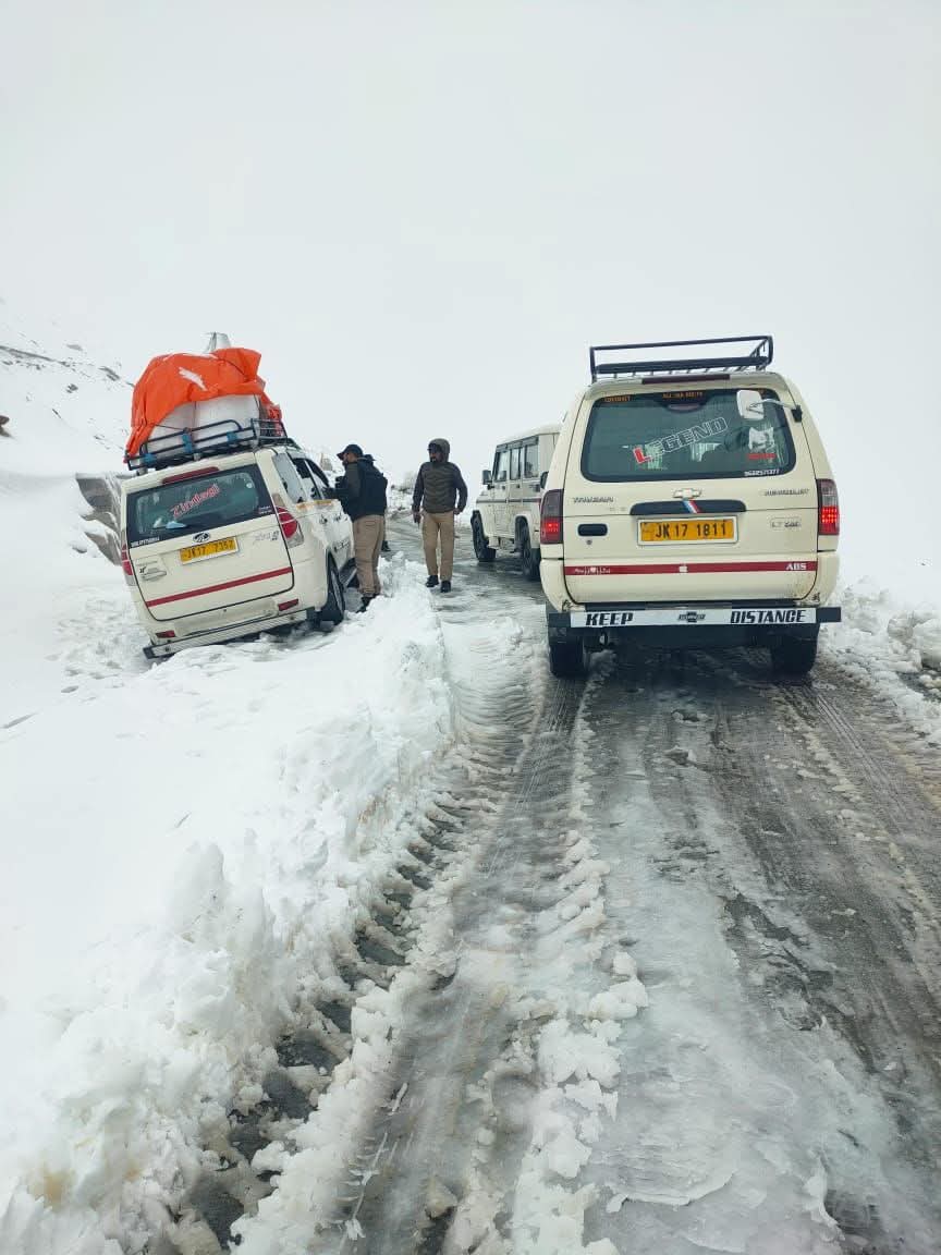 Timely Action by Police Rescues Stranded Passengers at Sinthan Top Amid Fresh Snowfall in Anantnag